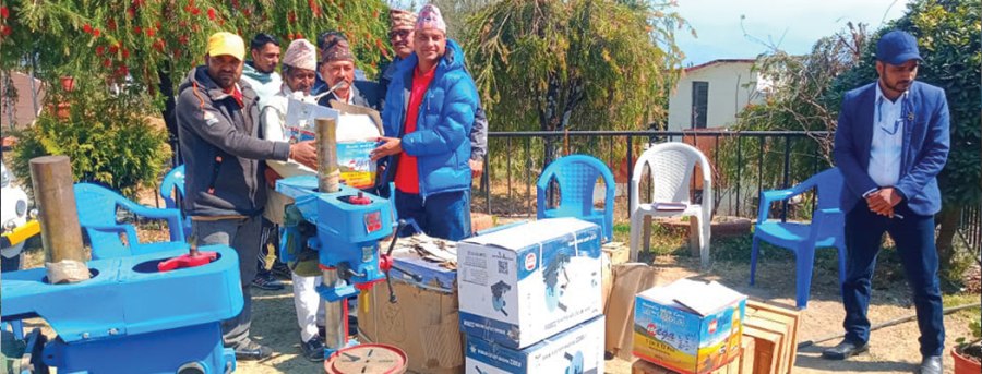 कृषि ज्ञान केन्द्र डडेल्धुराले अनुदानमा दियो आरन व्यवसायीलाई विद्युतीय उपहरण वेल्डिङ र कटर मेसिन